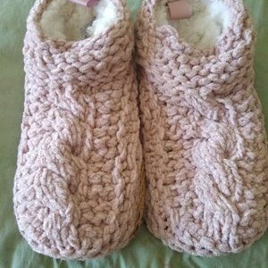 NWOT Barnes & Noble sz. 5-7 Ladies Blush Pink Sherpa Lined Soft Sole Slippers